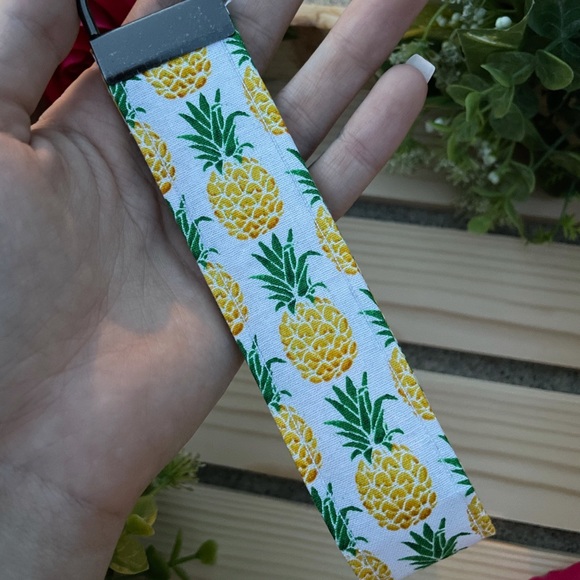 Pineapple Key Fob - Picture 3 of 3